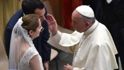 Le Pape bénissant un couple, le 18 octobre 2021. 