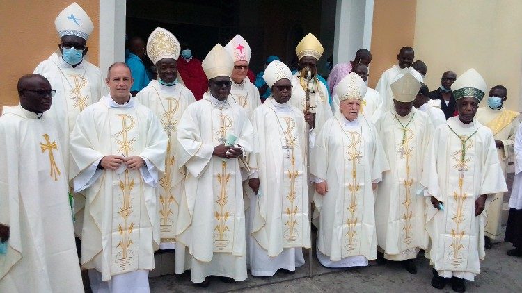 Les évêques membres de la Conférence Episcopale du Congo (CEC)