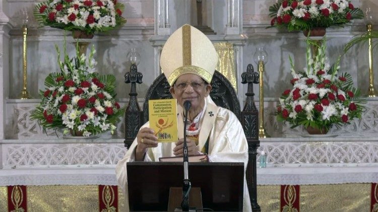 Cardinal Oswald Gracias presents the Synod handbook at the Mass to launch the diocesan synodal process in Bombay, Oct. 17, 2021. 