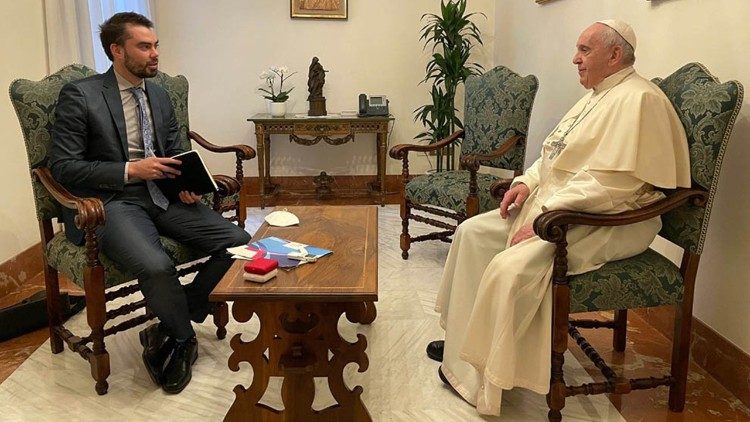 Papa Franjo razgovara s novinarom agencije 'Tèlam' Hernánom Reyesom Alcaideom (Foto: Tèlam) 