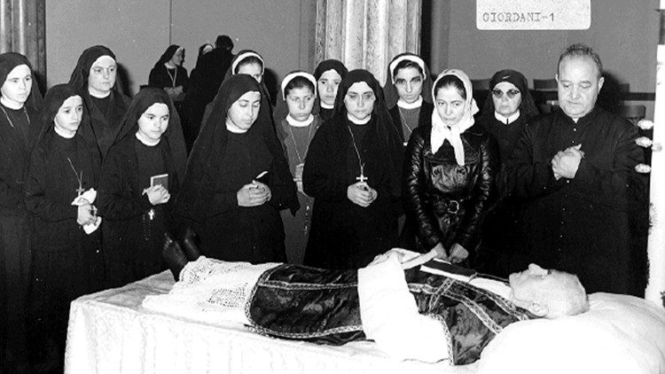 The corpse of Blessed Jacques Alberione surrounded by members of the Pious Disciples of the Divine Master, November 29, 1971