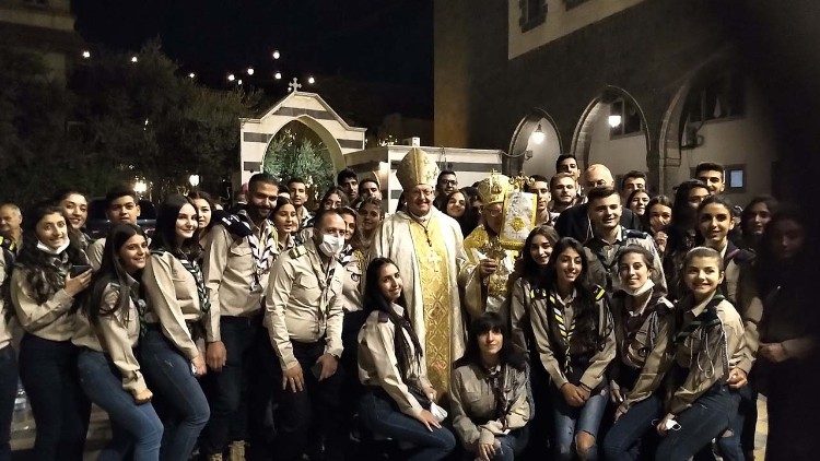 Le cardinal Leonardo Sandri, préfet de la Congrégation pour les Églises orientales, en compagnie de jeunes Syriens. 