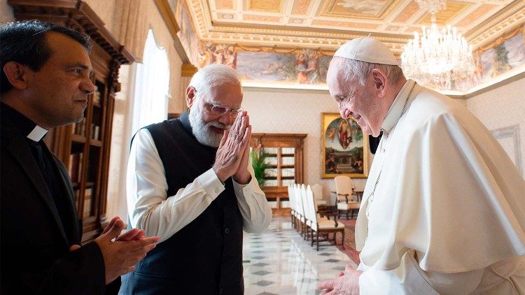 Premijer Narendra Modi tijekom susreta s papom Franjom