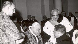 Papstaudienzen sehen im Lauf der Geschichte immer wieder ganz anders aus. Hier eine Audienz bei Johannes XXIII. im Jahr 1961. Ganz links der Erzbischof von Mailand, Kardinal Giovanni Battista Montini, der spätere Paul VI. 