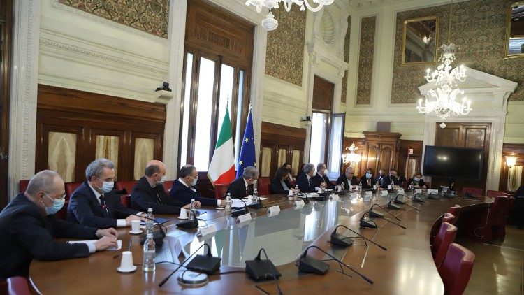 La signature du protocole d'accueil des réfugiés afghans, le 4 novembre, au ministère de l'Intérieur italien. 