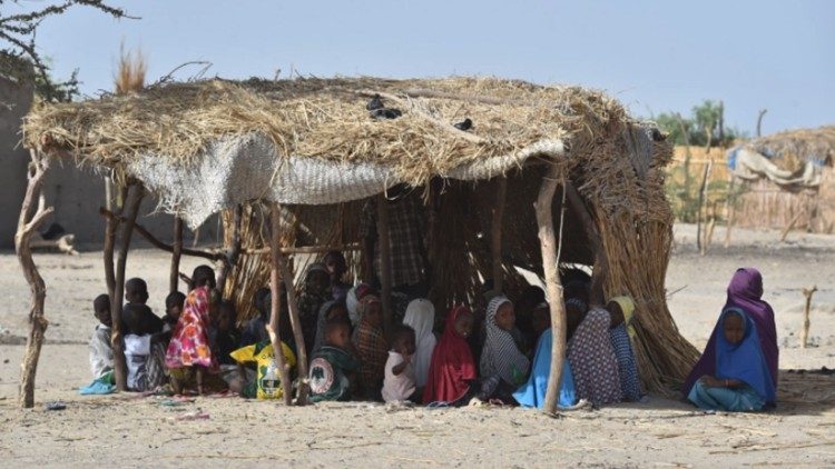 Mokyklos vaikai šiaudais dengtoje klasės pašiūrėje Nigeryje