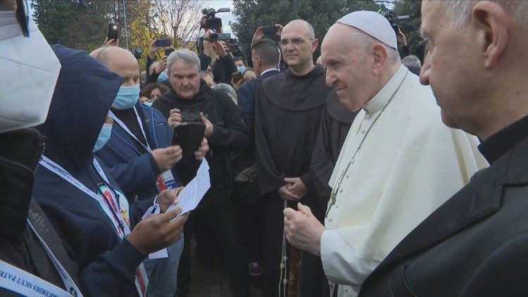 Papa Francisc a sosit vineri, 12 noiembrie 2021, la Assisi pentru o întâlnire cu mai mulți săraci din diferite țări europene.