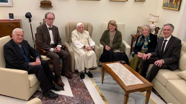 Az emeritus pápa múlt év november 14-én a Ratzinger-díj kitüntetettjeivel, balról Lombardi atya