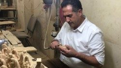 Robert Giacaman al lavoro nel suo laboratorio artigianale nella Piazza della Natività a Betlemme