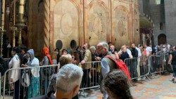 Foto de arquivo: peregrinos visitam o Santo Sepulcro, em Jerusalém