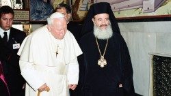 Le Pape Jean-Paul II et Christodoulos, archevêque d'Athènes et de toute la Grèce (mai 2001).