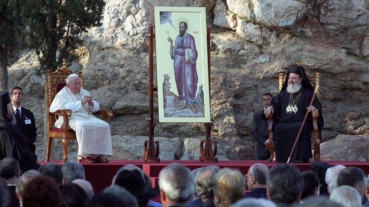 Šv. Jonas Paulius II ir Christodoulosas, Atėnų ir visos Graikijos arkivyskupas, apaštalo šv. Pauliaus skelbimo vietoje Atėnų Areopage 2001 m. 