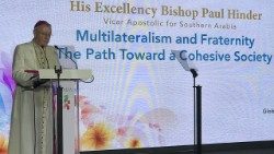 Arabien-Bischof Paul Hinder bei einem interreligiösen Treffen (Archivbild)