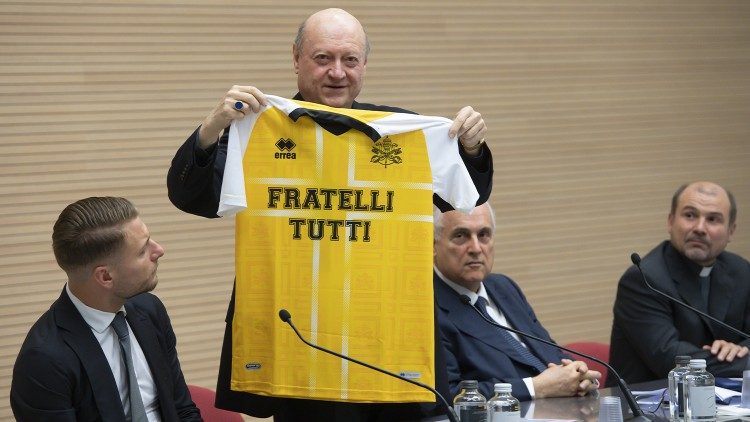 ĐHY Ravasi giới thiệu áo thi đấu của đội Đức Giáo hoàng Fratelli Tutti