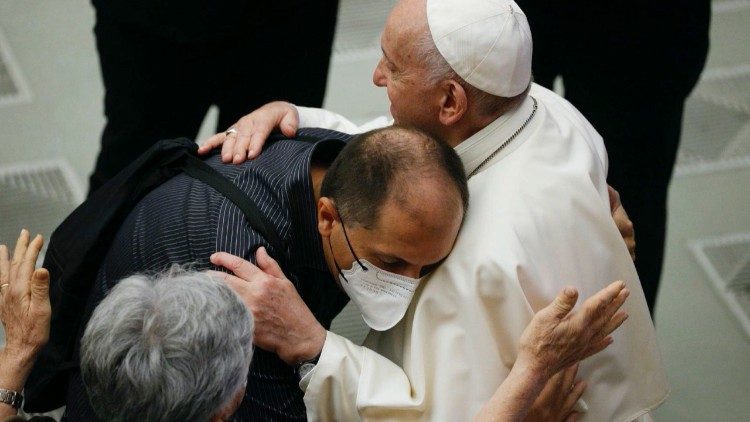 Papst Franziskus mit armen und bedürftigen Menschen 