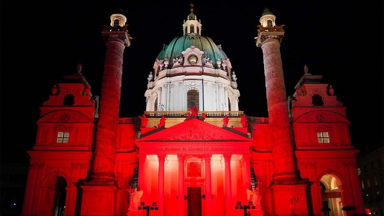 Oświetlona na czerwono katedra w Wiedniu