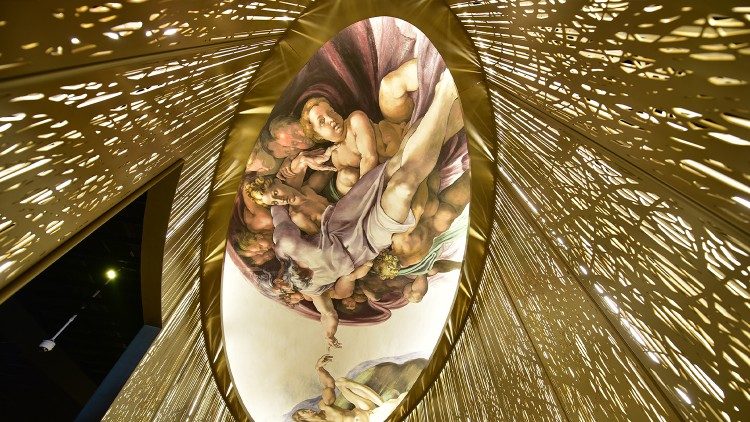 Reproduction de "La Création d'Adam" de Michel-Ange pour la chapelle Sixtine au pavillon du Saint-Siège à l'Expo Dubai 2020