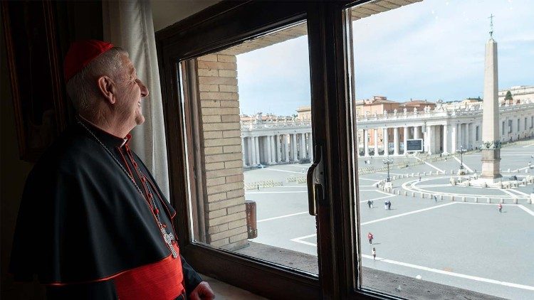 Le cardinal Giuseppe Versaldi, préfet de la congrégation pour l'Éducation catholique, depuis son bureau à Rome