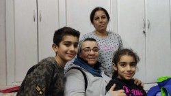 Damasco. Jacqueline com seus filhos, Sidra e Azar junto com Irmã Antonieta