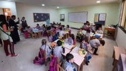 Misioneros en una escuela de niños anunciando el Evangelio.