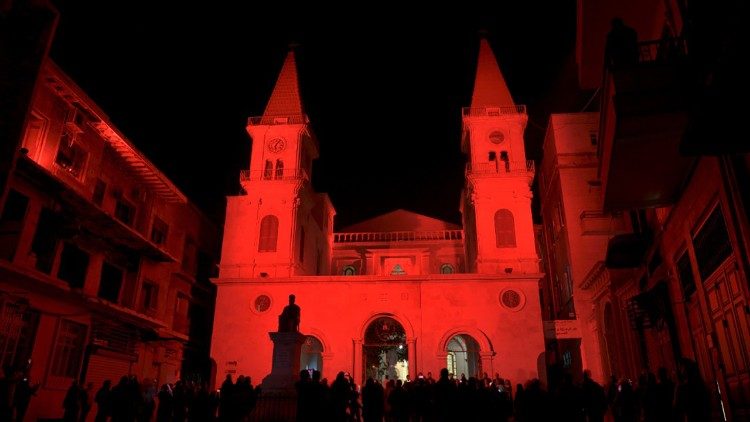 Die maronitische Kathedrale in Aleppo (Syrien) in rotem Licht - eine jährliche Initiative von Kirche in Not, um auf Christenverfolgung aufmerksam zu machen (Archivbild)