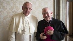 Le Pape François et Mgr Aldo Cavalli, lors d'une audience au Vatican 