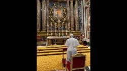 Papa Francisco reza diante do ícone da Salus Populi Romani