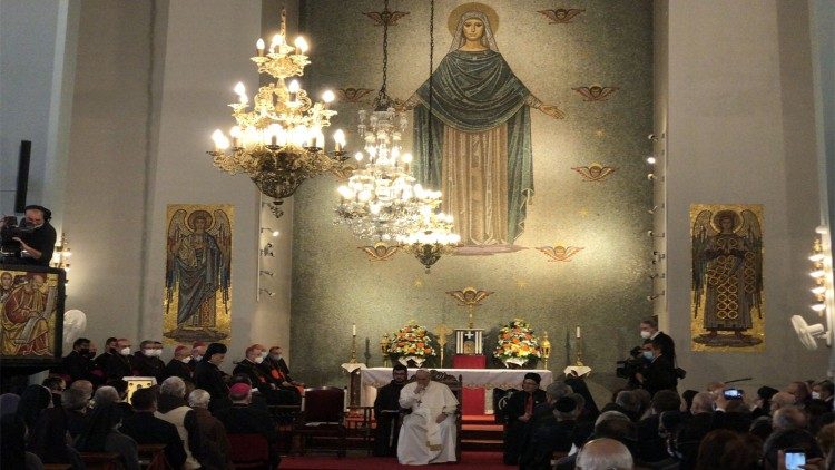 Papa Francesco  nella cattedrale di Nicosia per l'incontro con i religiosi 