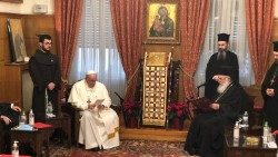 Papa Francesco incontra l'arcivescovo ortodosso Ieronymos II a Atene, il 4 dicembre del 2021