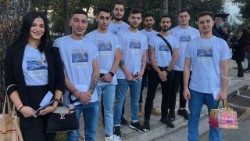 Jovens cristãos sírios vestem camiseta presenteada ao Papa