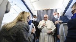 2021.12.06 Conferenza stampa di Papa Francesco sul volo di ritorno dal viaggio apostolico a Cipro e in Grecia - 6 dicembre 2021
