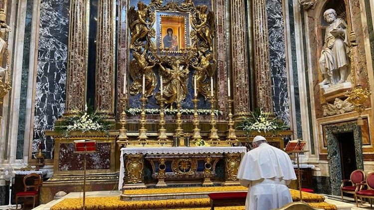 Pápež František sa modlí pred milostivou ikonou Salus populi romani (6. dec. 2021) 