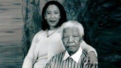 Nelson Mandela con su hija, Makawize.