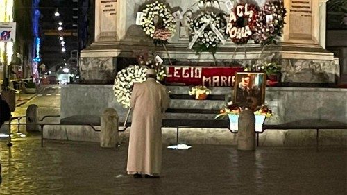 Papst betet an Mariensäule in Rom