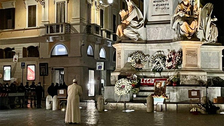 Pope Francis in prayer at Piazza di Spagna