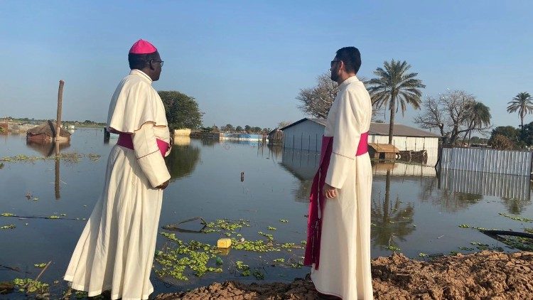 (De gauche à droite). Mgr Ador Majwok, évêque de Malakal, et Mgr Ionut Paul Strejac, chargé d'affaires à la nonciature apostolique de Juba, sur les lieux des inondations au Soudan du Sud. 