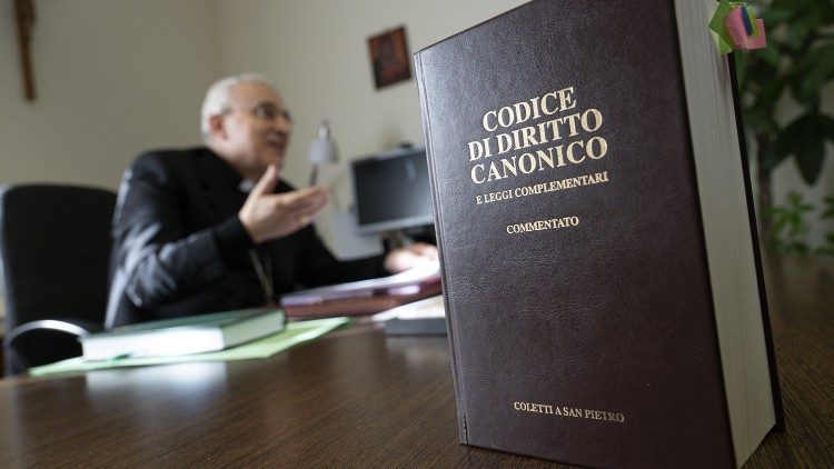 Mgr Filippo Iannone, président du Conseil pontifical pour les Textes législatifs, devant un manuel de Droit canonique.