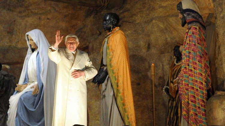 Benedikt XVI. 2010 vor der Weihnachtskrippe auf dem Petersplatz