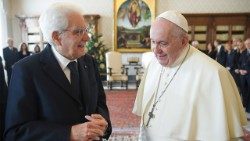Papež Frančišek in italijanski predsednik Mattarellla med srečanjem v Vatikanu, 16. decembra 2021