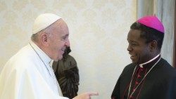 Papst Franziskus mit Erzbischof Fortunatus Nwachukwu