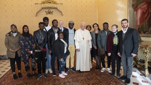Pápežovi gratulovali utečenci, ktorí vďaka nemu prišli z tábora na Cypre