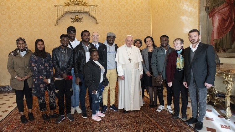 Papież spotkał się z uchodźcami w dniu swoich urodzin