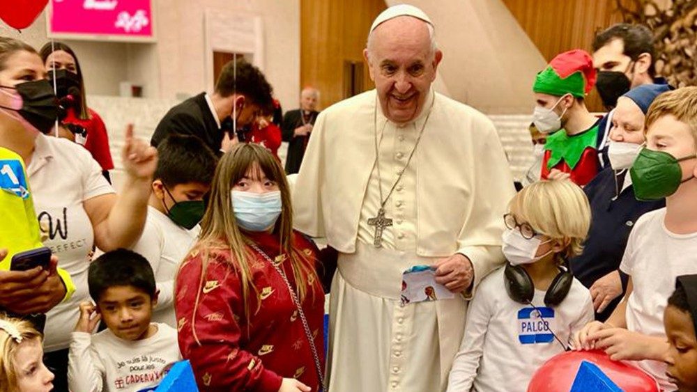 Le Pape et les enfants du Dispensaire Sainte-Marthe, dimanche 19 décembre 2021, en Salle Paul VI du Vatican. 
