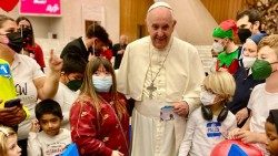 Le Pape et des enfants aidés au sein du dispensaire, en décembre 2021.