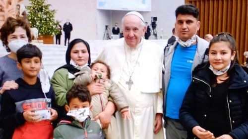 Papst Franziskus bei einer Begegnung mit afghanischen Flüchtlingen im Vatikan (Archivbild)