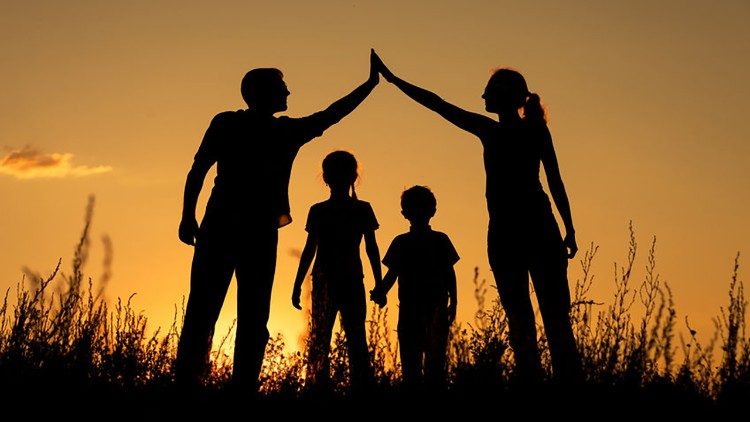 
                    A amizade social na família e na formação dos filhos 
                