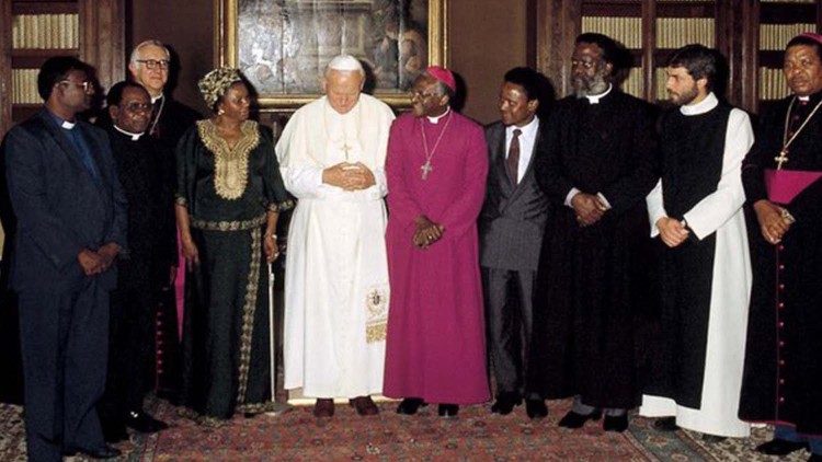 O Arcebispo  Desmond Tutu com o Papa João Paulo II, 1983.