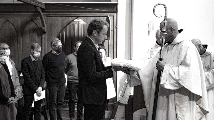  La remise des clés de l’abbaye à Étienne Villemain par le Frère Pierre-André, père abbé de l’ancienne communauté trappiste, le 3 octobre 2020.