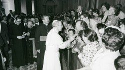 Papa Giovanni Paolo I, Albino Luciani, saluta i pellegrini della diocesi di Belluno-Feltre, ricevuti nell'Aula della Benedizione la mattina del 3 settembre 1978. Foto Museo Albino Luciani.