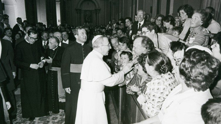 Папа Іван Павло І вітається з вірними під час загальної аудієнції 